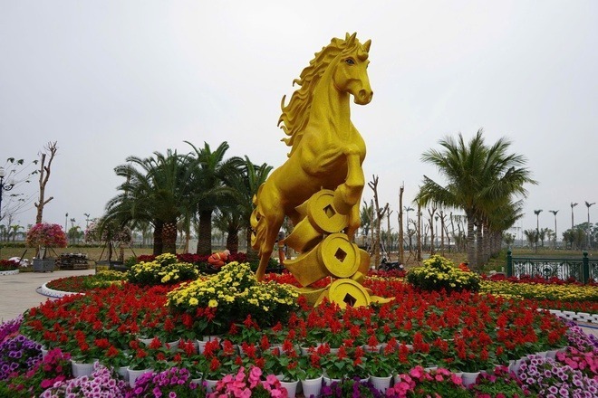 Linh vật cao khoảng 3 m, mô phỏng dáng vẻ ngựa đang phi nước đại về phía trước. Các chi tiết như ánh mắt, bờm và cơ bắp được chế tác tỉ mỉ, toát lên vẻ sống động và dũng mãnh.