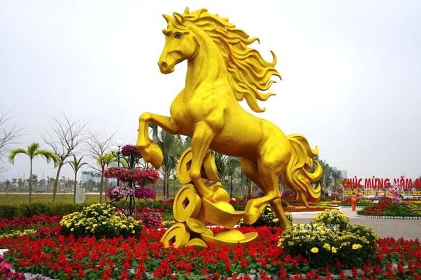 Dưới chân tượng là những đồng tiền và thỏi vàng cách điệu, tượng trưng cho lời chúc năm mới phát tài, vạn sự hanh thông. Người dân địa phương nhận định linh vật năm nay mang nét khác biệt rõ nét, thể hiện tinh thần kiên cường và khát vọng bứt phá của một thành phố cảng đang chuyển mình mạnh mẽ.