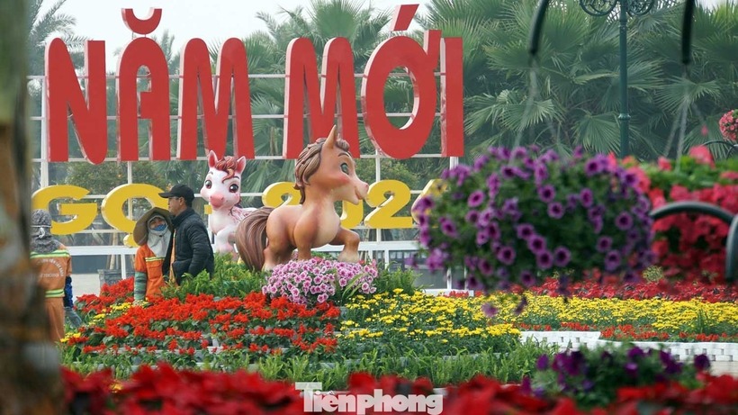 Phía sau tượng ngựa chính là bộ ba "ngựa nhí" với tạo hình thân thiện, đặt trên các bục cao 1 m. Toàn bộ khu vực được bao phủ bởi hàng trăm chậu hoa tươi như dạ yến thảo, cúc, trạng nguyên, tạo nên sự giao thoa hài hòa giữa nét truyền thống và hơi thở hiện đại.