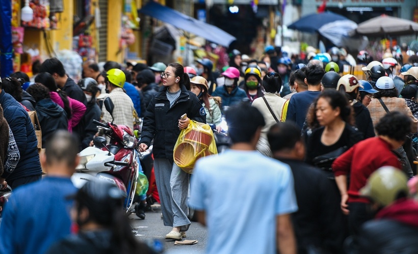 Các tuyến phố cổ Hà Nội luôn trong tình trạng đông phương tiện từ sáng đến tối.