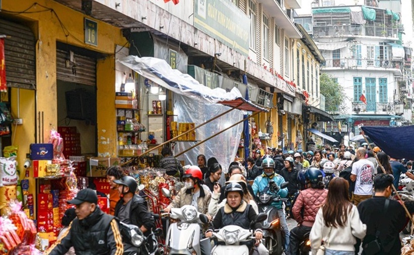 Khu vực phố cổ, đặc biệt là phố Hàng Giầy (phường Hoàn Kiếm), những ngày này luôn trong cảnh đông đúc, giao thông di chuyển chậm chạp.