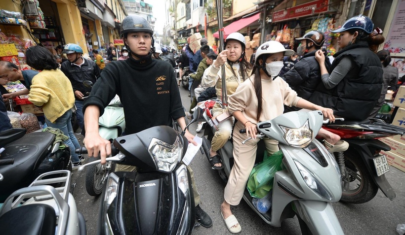 Tiểu thương liên tục nhập hàng, khách chen chân chọn lựa đồ ăn thức uống. Theo ghi nhận, giá bánh kẹo Tết tại phố Hàng Giầy không thay đổi nhiều so với ngày thường.