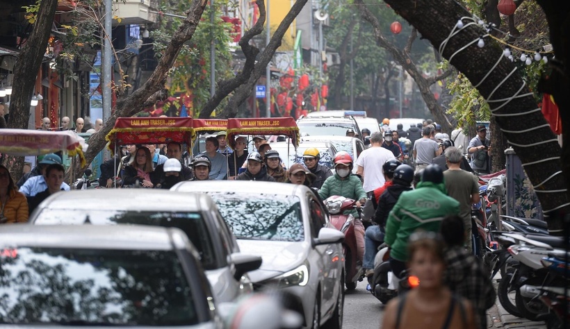 Phần lớn người dân đổ về đây để chọn bánh kẹo, hạt khô và các giỏ quà phục vụ dịp Tết Nguyên đán Bính Ngọ 2026. Chị Thúy Anh (chủ quầy kinh doanh) sẵn sàng tách lẻ các sản phẩm hạt trong bịch lớn: hướng dương, hạt điều, hạt dẻ cười... để bán lẻ theo yêu cầu của khách. "Những năm gần đây các loại hạt được nhiều khách ưa chuộng, giá thành chênh không đáng kể so với năm ngoái", nữ chủ quầy nhận định trên VietnamNet.