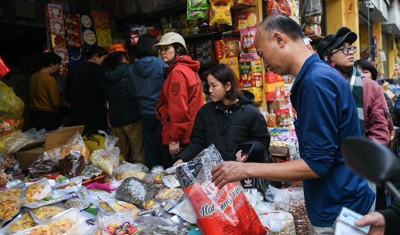 Tuyến phố chỉ dài chưa đầy 300m nhưng thường xuyên xảy ra ùn ứ. Người mua, người giao hàng, xe chở hàng ra vào liên tục khiến dòng phương tiện gần như không có khoảng trống. &nbsp;Sản phẩm bán theo cân được nhiều người lựa chọn vì đa dạng và giá thành không quá đắt (khoảng 150.000 - 250.000 đồng/kg).