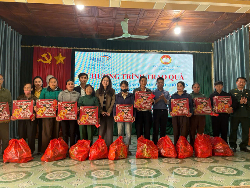 Tặng quà cho các hộ gia đình khó khăn tại Nghệ An