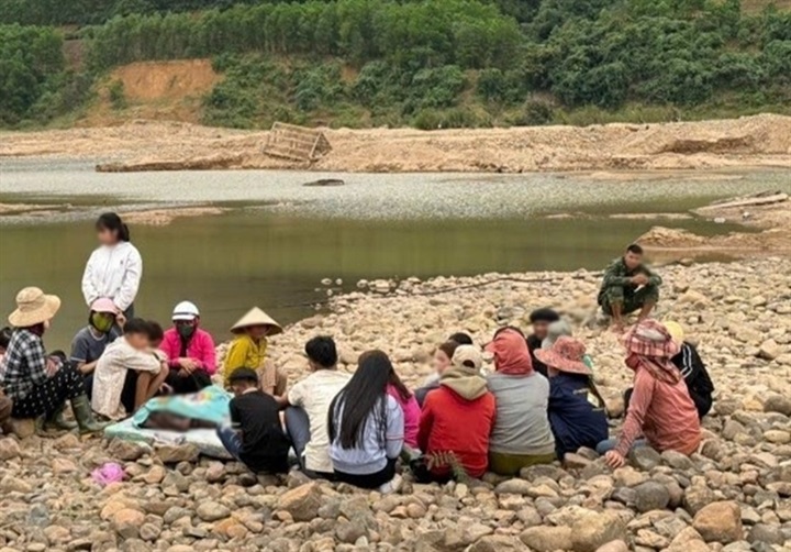 Người thân thẫn thờ khi tìm thấy thi thể 2 trẻ bị đuối nước. Ảnh: Lao động