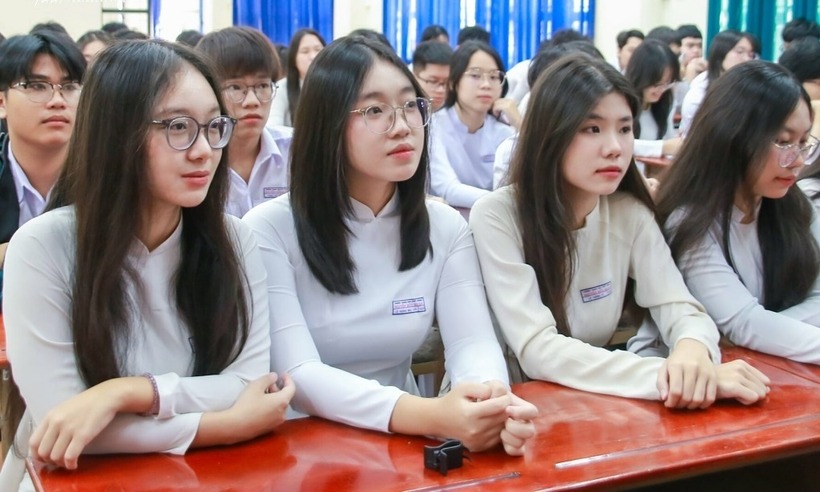 Học sinh trường THPT Nguyễn Hữu Huân trong lễ ra quân dự thi học sinh giỏi cấp thành phố, tháng 9/2025. Ảnh: VnExpress