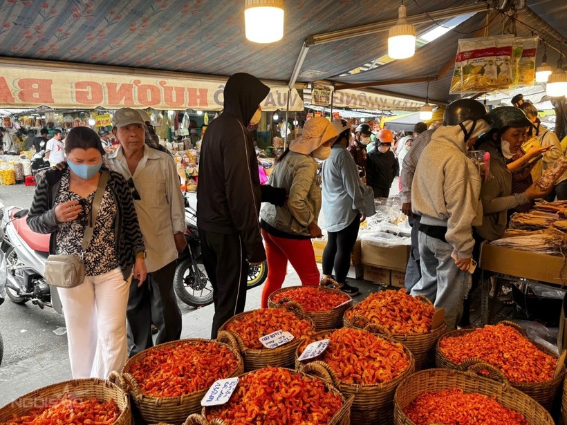 Tôm đất Ba Tri loại 1 giá 1,9 triệu đồng/kg được nhiều người chọn mua làm quà Tết. Ảnh: Ngôi sao