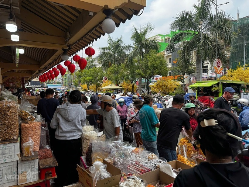 Các lối đi ở chợ Bình Tây kín người ra vào. Ảnh: Ngôi sao