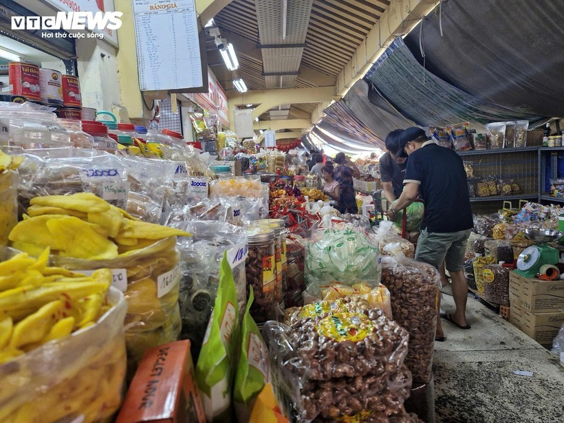 Không sôi động như khu vực hàng khô, bánh kẹo, mứt Tết sức mua vừa phải.