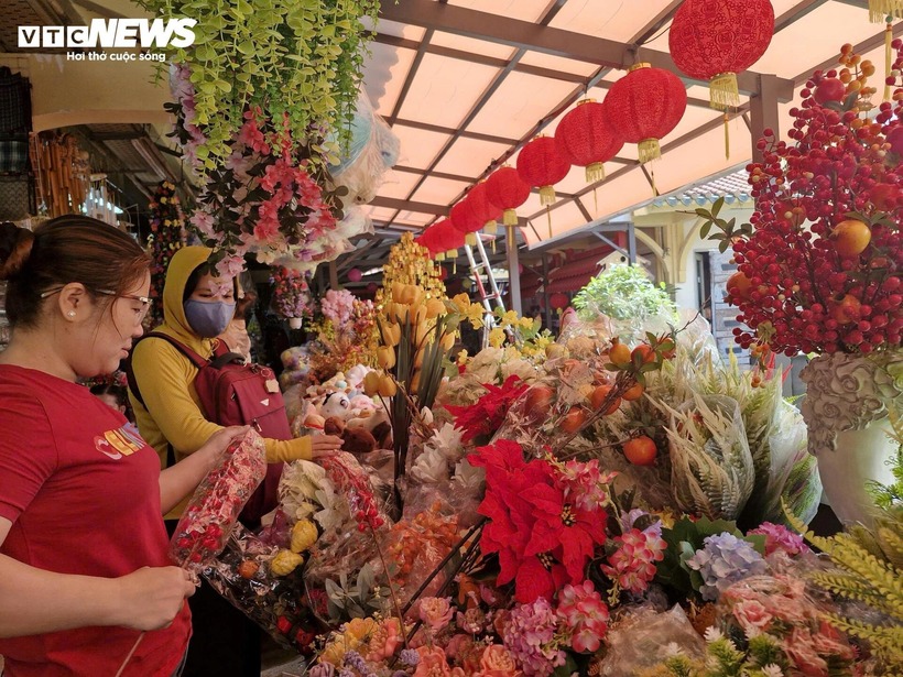 Tại khu vực hàng trang trí, các chủ hàng cũng cho biết càng gần Tết sức mua tăng cao, đặc biệt các loại hoa vải, lồng đèn, cành lựu, tầm xuân, lá phong...Ảnh: VTC News