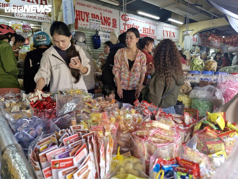 Giáp Tết, sức mua tại các chợ ở TP.HCM tăng rõ rệt. Ảnh: VTC News