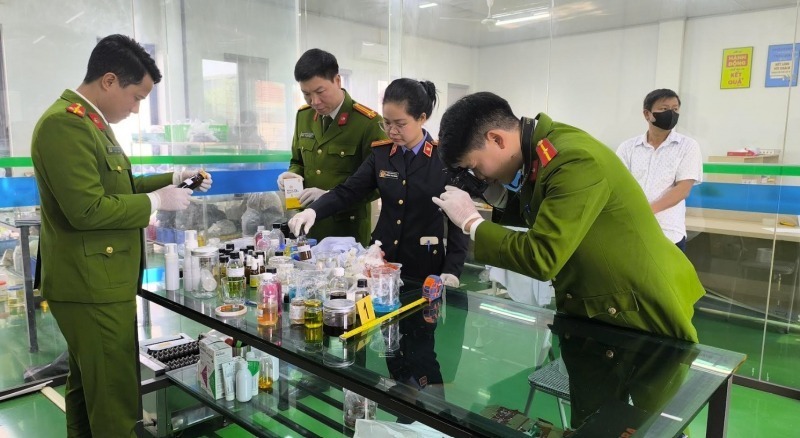 Cơ quan công an khám xét công ty cổ phần dược BMP. (Ảnh: Công an nhân dân)