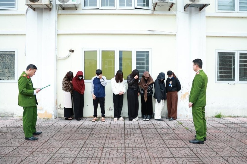 Các đối tượng tại cơ quan công an. (Ảnh: Công an tỉnh Hà Tĩnh)