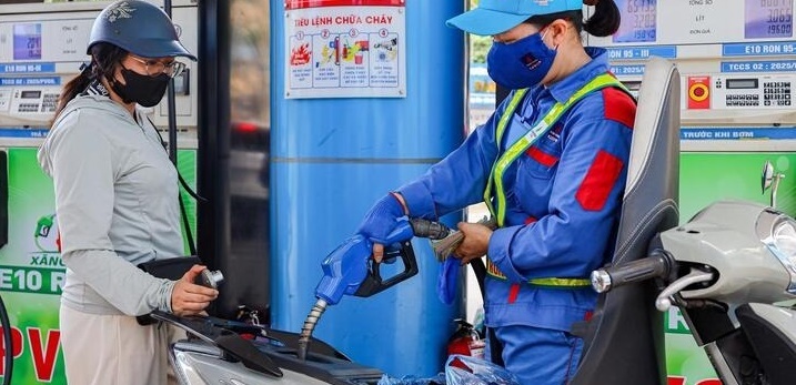 Xăng dầu trong nước đồng loạt tăng từ 15h ngày 12/2. (Ảnh: VTC News)