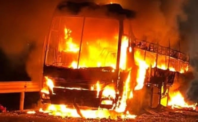 Xe khách bốc cháy. (Ảnh: Pháp luật TP.HCM)