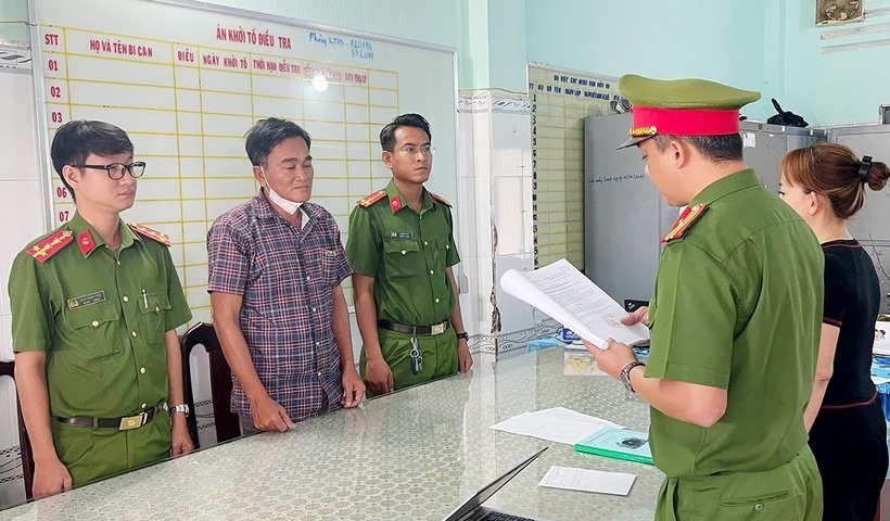 Cơ quan Cảnh sát điều tra Công an tỉnh An Giang thi hành Lệnh bắt bị can Nguyễn Hoàng Phong để tạm giam. Ảnh: Công an tỉnh An Giang