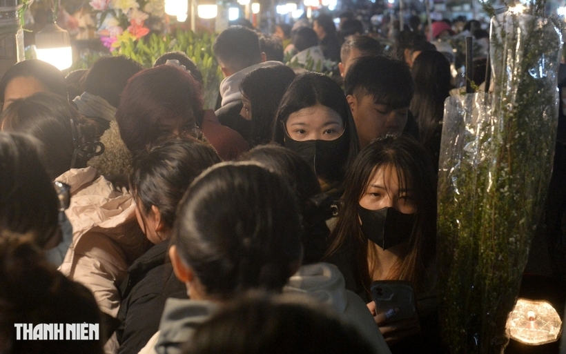 Những ngày này, hàng nghìn người tập trung về chợ khiến lượng phương tiện tăng đột biến, giao thông quanh khu vực nhiều thời điểm rơi vào ùn ứ, việc di chuyển gặp không ít khó khăn.