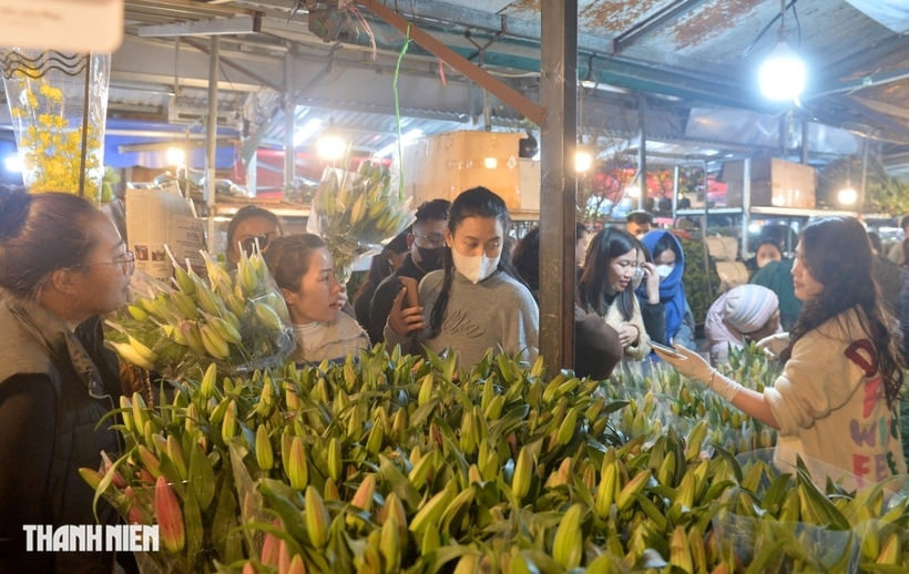 Theo các tiểu thương, dù giá đã nhích lên song vẫn trong ngưỡng chấp nhận được. Tuy nhiên, do chợ quá đông, khách hàng khó có thể lựa chọn kỹ càng như những ngày bình thường.