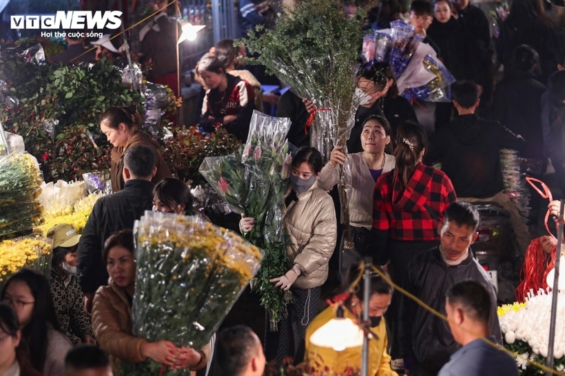 Càng về sáng, hoạt động giao thương tại chợ hoa Quảng An càng sôi động, nhộn nhịp.