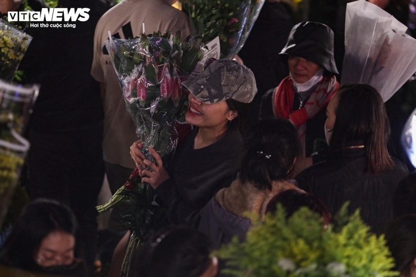 Trong khi đó, các tiểu thương tại chợ hoa Quảng An nhận định, càng gần tết Nguyên đán, giá hoa sẽ càng tăng mạnh. "Không chỉ gấp đôi đâu, giá hoa có thể tăng gấp 3, gấp nhiều lần trong những ngày tới",&nbsp; một tiểu thương cho biết, theo Thanh Niên.