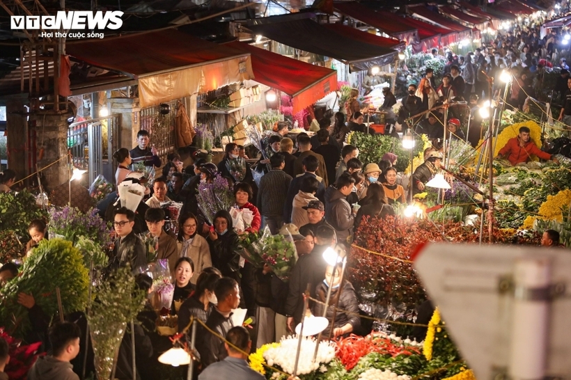 Tại các sạp hàng, khách ra vào liên tục. Nhiều quầy đông kín người, người mua phải xếp hàng chờ đến lượt.