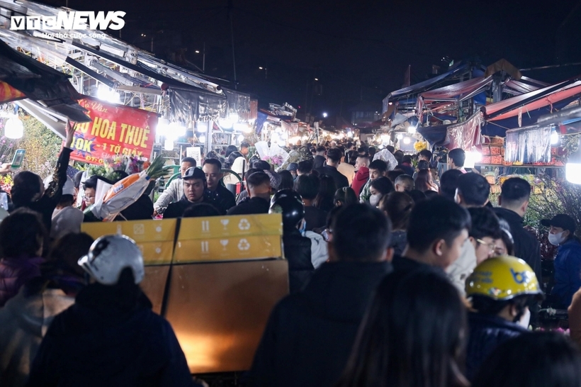 Là đầu mối hoa lớn nhất Thủ đô, chợ Quảng An cung cấp nguồn hàng cho nhiều chợ dân sinh trong nội thành và khu vực lân cận. Mỗi dịp lễ, đặc biệt là Tết, hoạt động mua bán diễn ra xuyên đêm, tạo nên khung cảnh nhộn nhịp.