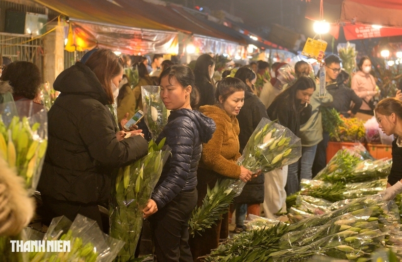 Sức mua tăng mạnh khiến giá nhiều mặt hàng leo thang, có loại tăng gấp đôi so với ngày thường.