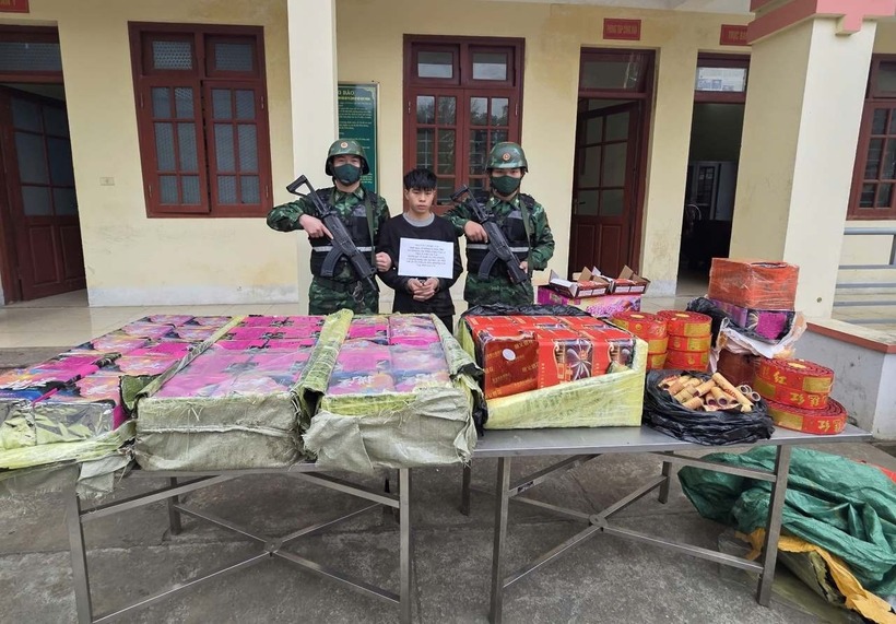 Nguyễn Ngọc Tài cùng tang vật. Ảnh: Lao động