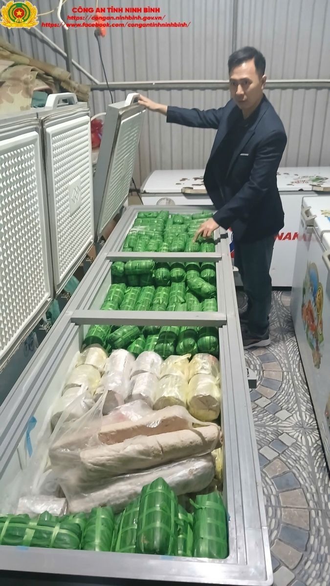 Lực lượng chức năng kiểm tra cơ sở sản xuất giò, chả, giăm bông sử dụng chất cấm. Ảnh:&nbsp; Công an tỉnh Ninh Bình