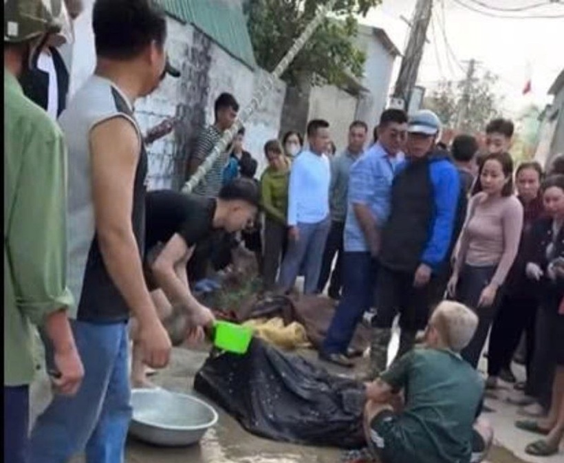 Người dân sơ cứu các nạn nhân bị điện giật. Ảnh: Vietnamnet