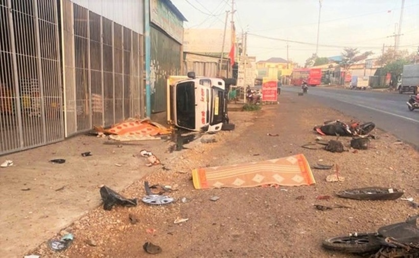 Hiện trường vụ tai nạn liên hoàn khiến 3 người tử vong. (Ảnh: Lao động)