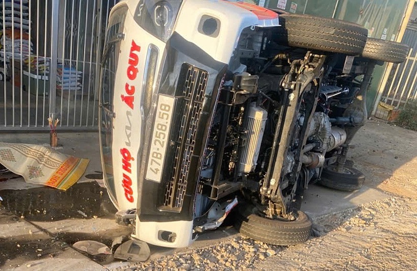 Một ôtô lật bên đường sau tai nạn. (Ảnh: VnExpress)