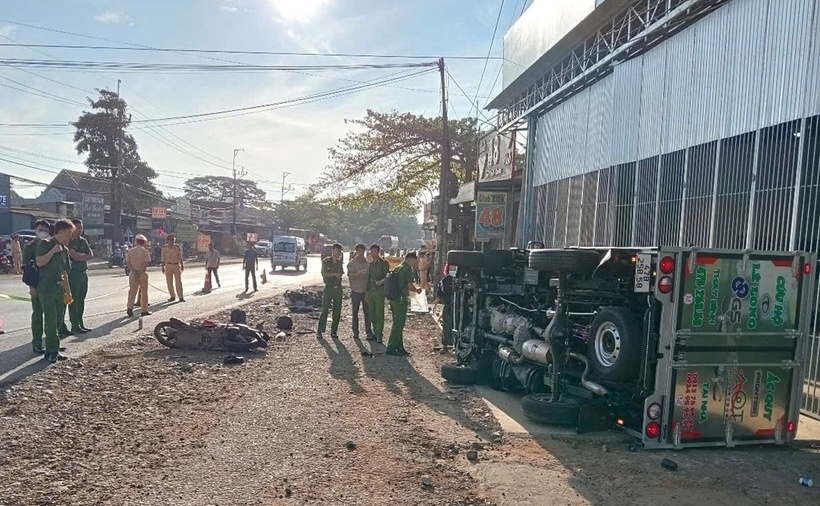 Công an khám nghiệm hiện trường vụ tai nạn. (Ảnh: VietnamNet)