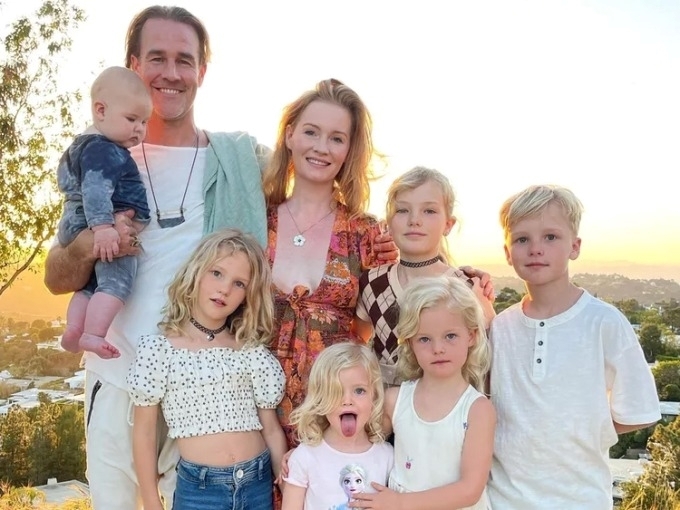 James Van Der Beek bên vợ và 6 người con.