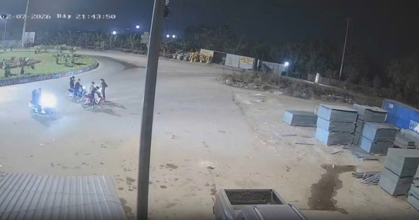 Nhóm thanh niên chặn đường, cướp xe máy của người dân giữa đêm được camera an ninh ghi lại (Ảnh: Công an cung cấp).