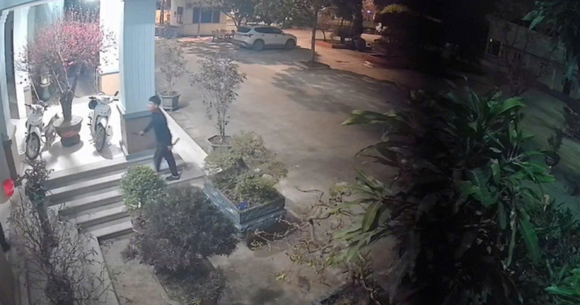 Hình ảnh Lộc 2 tay cầm 2 con dao tại sảnh trụ sở Công an phường Tân Tiến. (Ảnh: Công an Bắc Ninh)