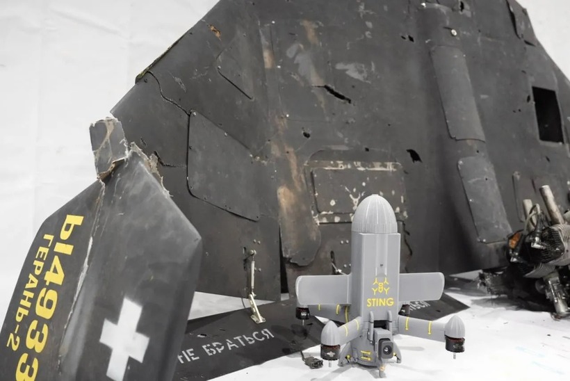 UAV đánh chặn Sting của Ukraine bên cạnh xác UAV Nga. Ảnh: Kyiv Independent