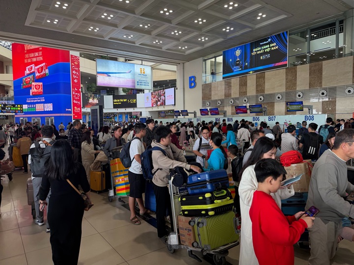 Không chỉ Nội Bài, sân bay Tân Sơn Nhất cũng ghi nhận lượng khách ở mức kỷ lục trong hơn 10 năm qua. Riêng ngày mùng 4 tết (20/2), tổng lượng khách thông qua sân bay đạt gần 170.000 lượt với khoảng 1.037 chuyến bay đi và đến, trong đó có 962 chuyến bay chở khách, tăng khoảng 50.000 lượt so với ngày thường và tăng 15% so với cùng kỳ năm trước.