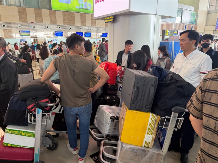 Tương tự, tại sân bay Cần Thơ, lượng hành khách trong ngày mùng 4 Tết cũng tăng cao, không khí tại nhà ga trở nên nhộn nhịp hơn so với những ngày trước đó.