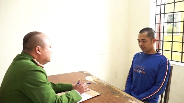 Đối tượng Bùi Quang Huy tại cơ quan điều tra. Ảnh: Cổng thông tin điện tử Công an tỉnh Hưng Yên
