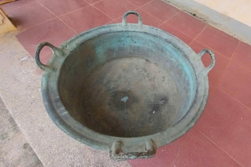 Phần đáy của vạc đồng. Ảnh: VnExpress