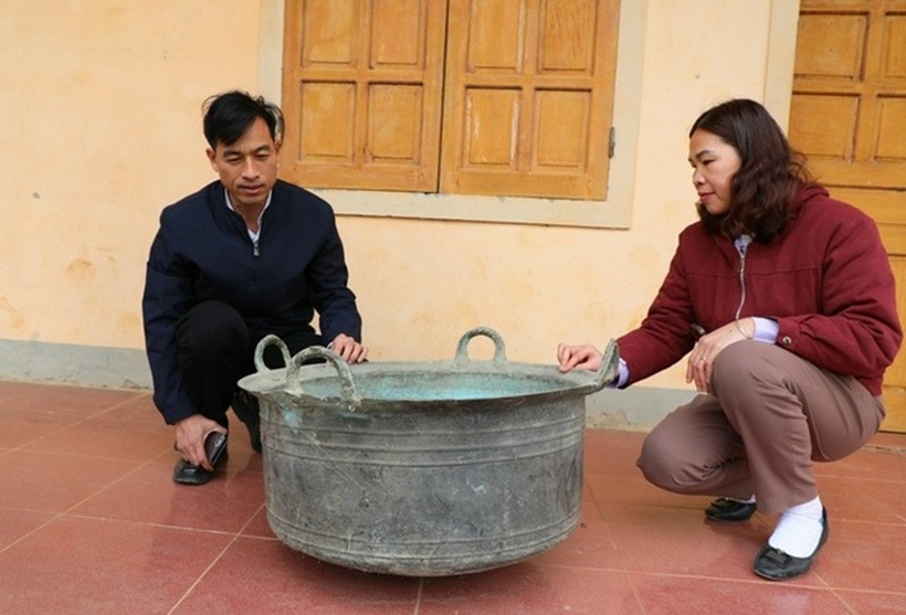 Chiếc vạc còn khá nguyên vẹn sau hàng trăm năm. Ảnh: Thanh Niên