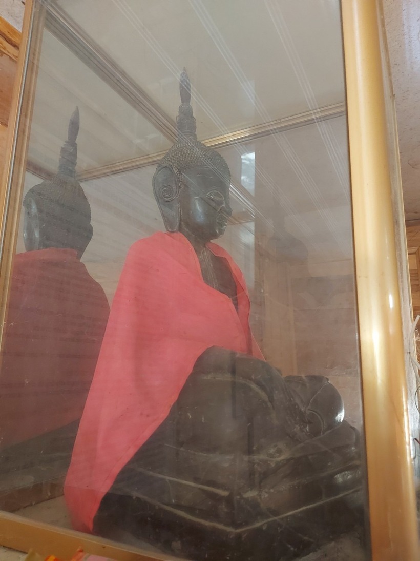 Cận cảnh bức tượng đang được cả bản Lả bảo vệ. Ảnh: Báo Nghệ An