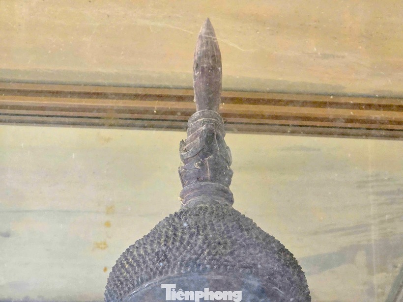 Đến nay, sau nhiều lần bị đánh cắp, pho tượng không còn nguyên vẹn. Phần chóp trên đỉnh đầu đã mất và được thay bằng vật liệu khác. Ảnh: Tiền Phong