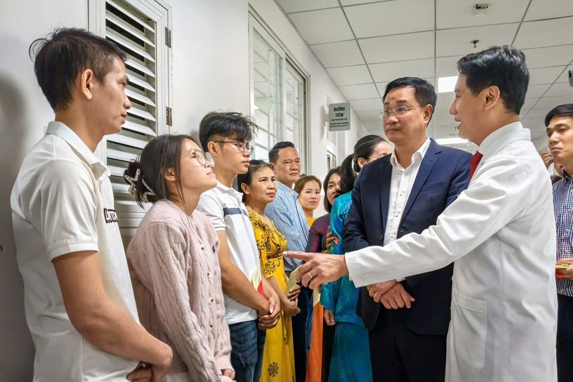 Ủy viên Trung ương Đảng, Bí thư Thành ủy Đà Nẵng Lê Ngọc Quang động viên anh em anh Văn (ngoài cùng bên trái) sau ca ghép gan thành công. Ảnh: Dân Trí.