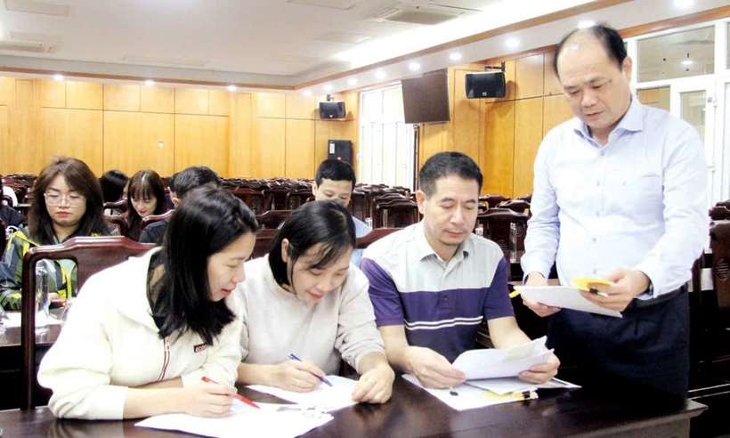 Thành viên Tiểu ban giúp việc và công chức trưng tập giúp việc Ủy ban Bầu cử tỉnh Bắc Ninh tập trung rà soát tiểu sử tóm tắt, danh sách trích ngang lý lịch ứng cử viên đại biểu Quốc hội khóa XVI và đại biểu Hội đồng nhân dân tỉnh nhiệm kỳ 2026 - 2031