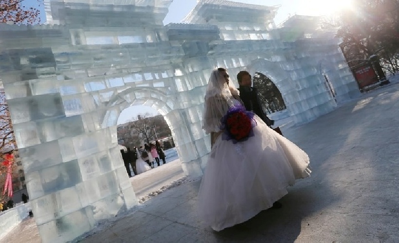 Bức ảnh cưới hiếm hoi của vị tỷ phú được công bố. Ảnh: QZ.