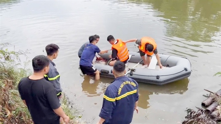 Lực lượng chức năng tìm kiếm nạn nhân. Ảnh: Tiền Phong.