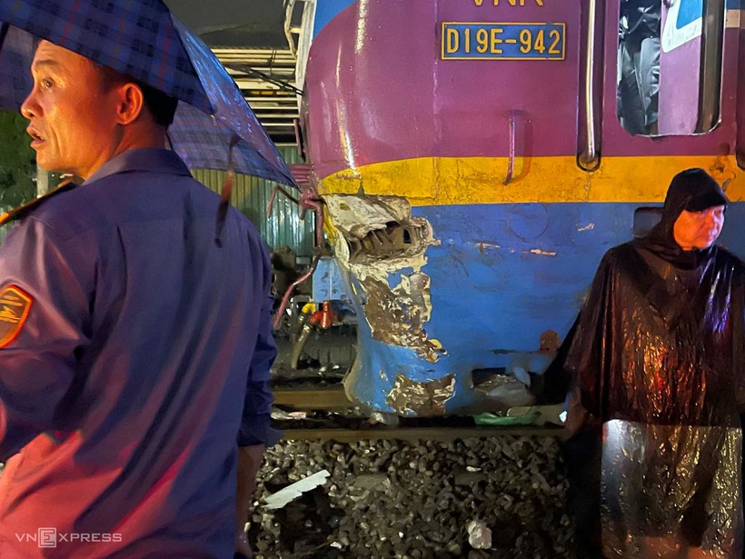 Đầu tàu hoả hư hại sau vụ va chạm. Ảnh: Vnexpress.